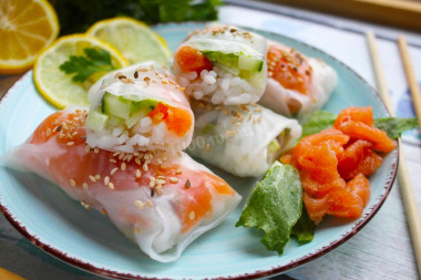Spring rolls with red fish, rice and avocado
