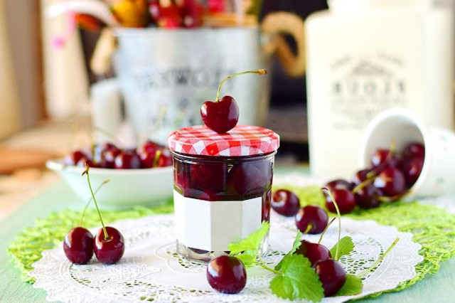 Cherries in syrup for winter