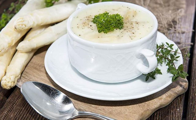 White asparagus cream soup