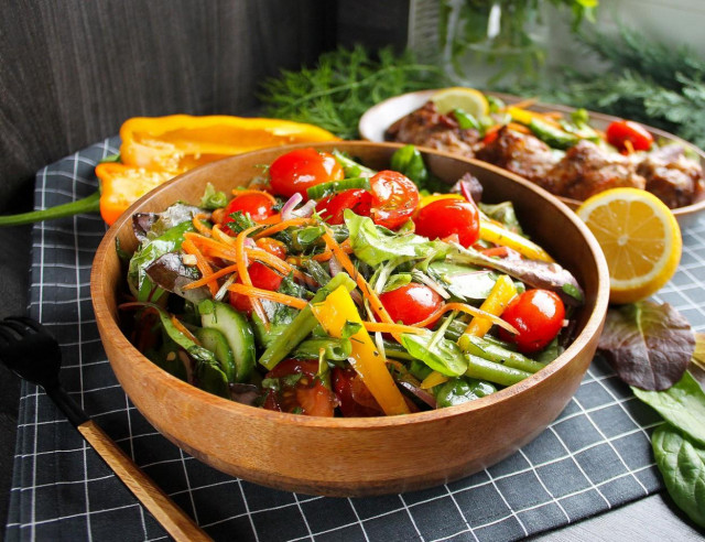 Vegetable salad with green beans and cherry tomatoes