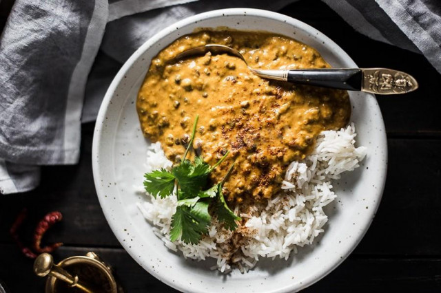 Curry of black lentils and chickpeas
