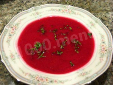 Liquid borscht with sour cream