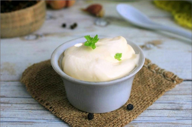 Lean mayonnaise on aquafab from peas