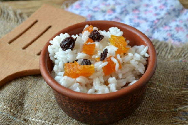 Sweet rice with dried apricots