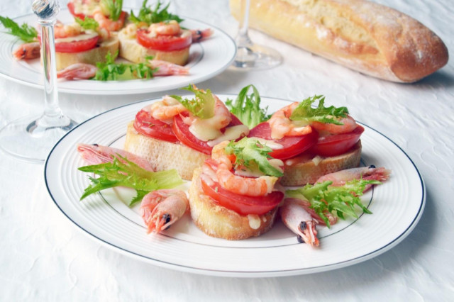Hot sandwiches with tomatoes and shrimp