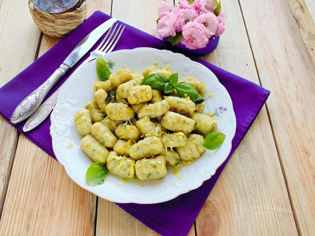 Potato gnocchi with basil