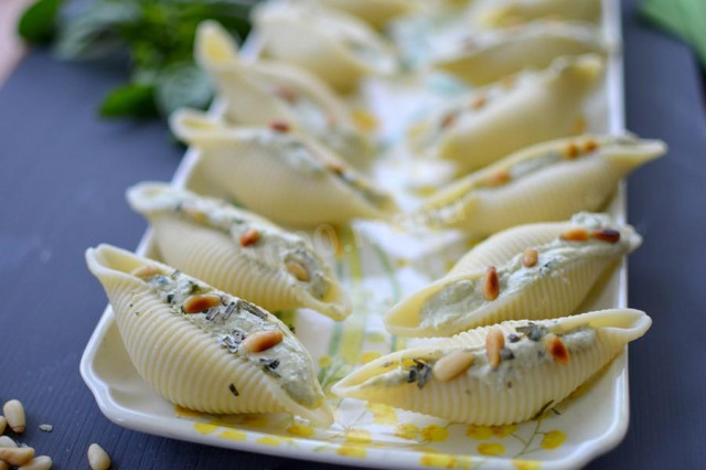 Conciglioni - shell pasta stuffed with ricotta and pesto