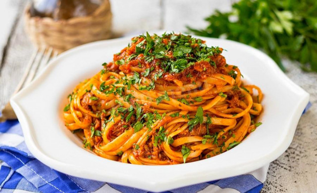 Navy pasta with tomato sauce
