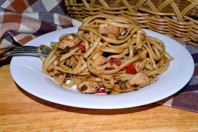 Udon noodles with chicken, mushrooms and vegetables