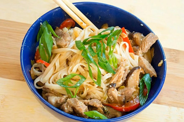 Fried udon noodles with pork and vegetables