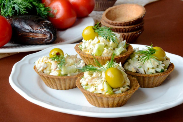 Tartlets with smoked fish and cucumber salad