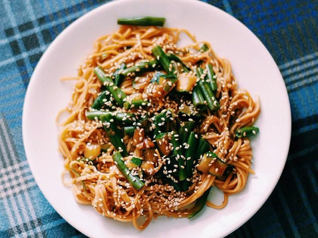 Egg noodles with fig and zucchini