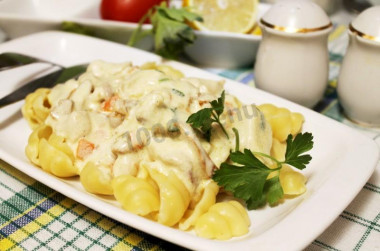 Seashell pasta with chicken and chanterelles in cream sauce