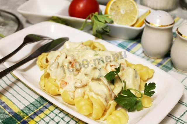 Seashell pasta with chicken and chanterelles in cream sauce