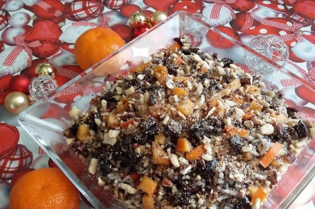 Kutya with rice, poppy seeds, prunes and dried apricots