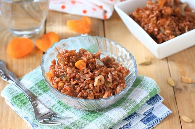 Warm red rice salad with raisins and dried apricots