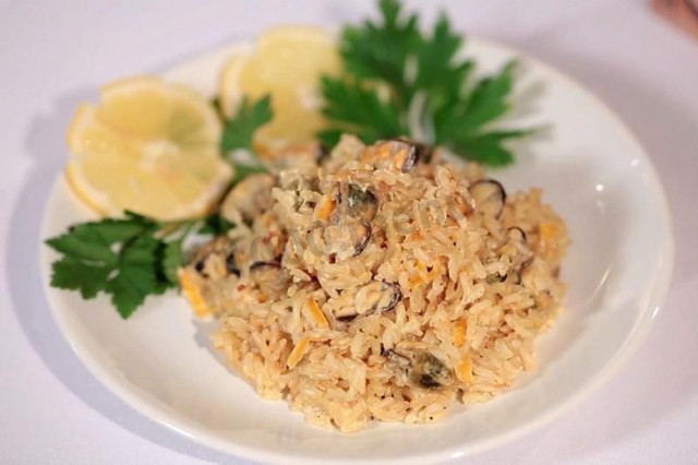 Brown brown rice with mussels in onion sauce