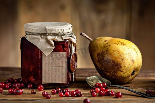 Lingonberry jam with pears
