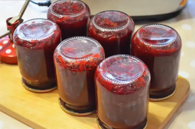Borscht dressing for winter in a slow cooker