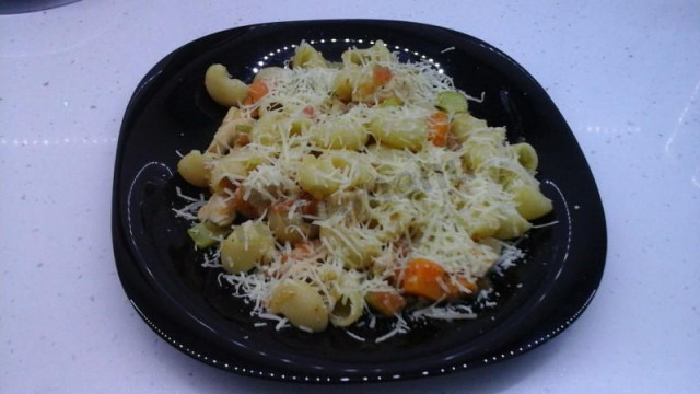 Pipe rigate with chicken fillet and vegetables