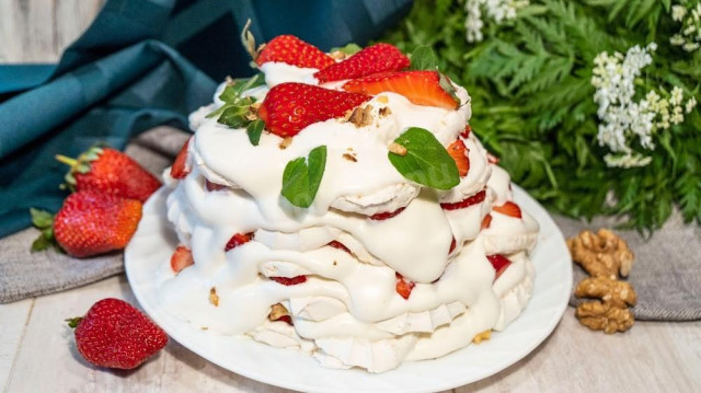 Marshmallow cake with strawberries without baking
