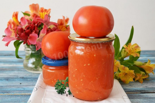 Juice of fresh red tomatoes with salt