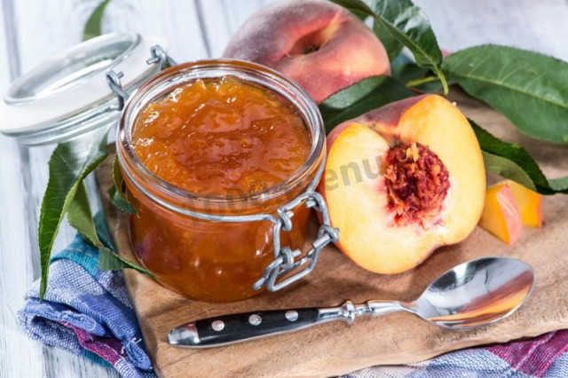 Five-minute peach jam for winter