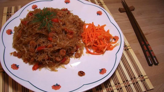 Rice noodle salad with shrimp