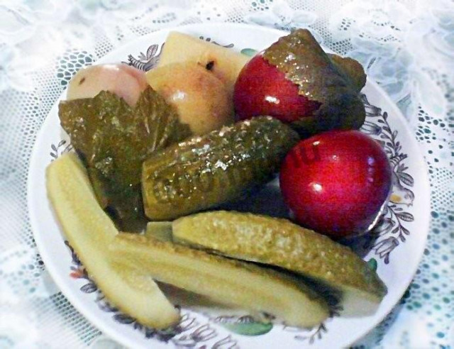 Pickled cucumbers with apples for winter