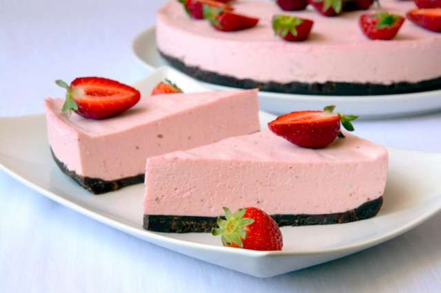 Cheesecake without baking with cottage cheese cookies cream strawberries