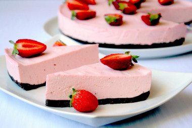 Cheesecake without baking with cottage cheese cookies cream strawberries