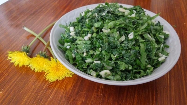 Spring nettle salad with egg