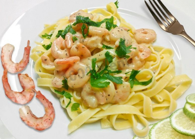 Spaghetti with shrimp in cream sauce on white wine