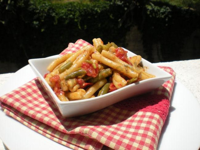 Pasta with string beans and tomatoes