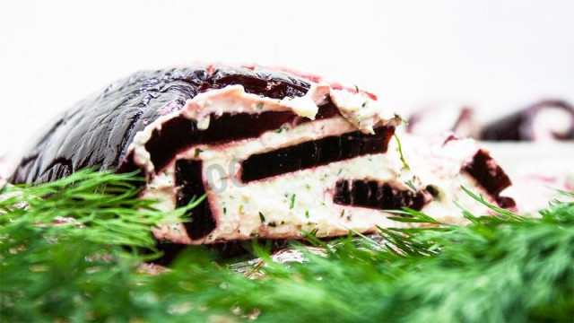 Beetroot roll with cottage cheese