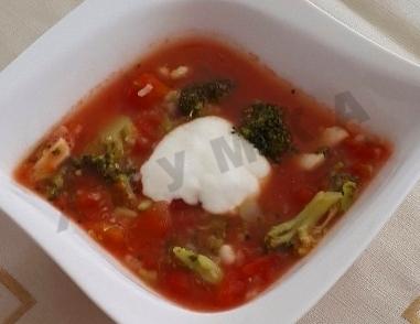 Soup with tomatoes, squid and broccoli