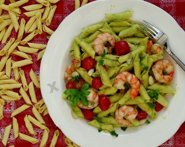 Pasta with shrimp with zucchini and tomatoes