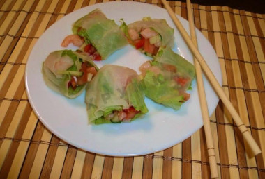 Spring rolls with shrimp and bell pepper