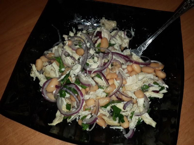 Light salad of white beans and chicken