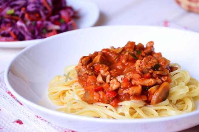 Pasta with chicken in tomato sauce
