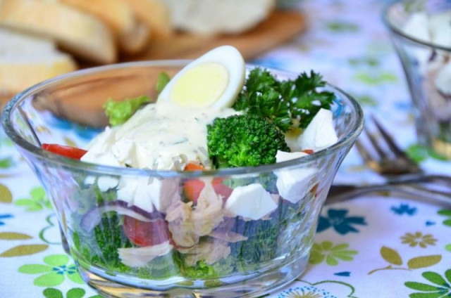 Salad with broccoli and canned tuna