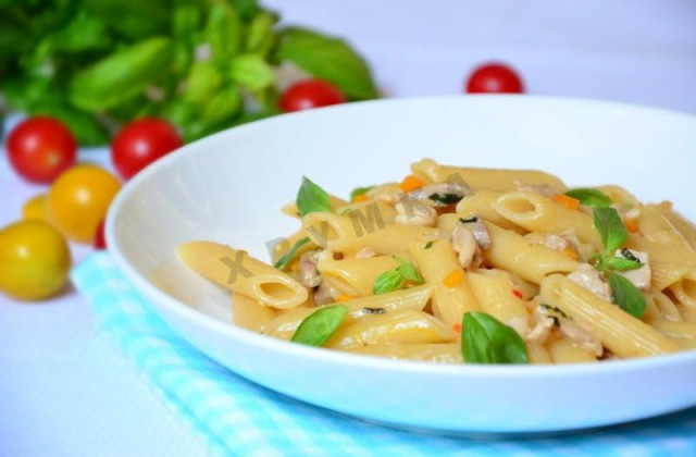 Penne with chicken and vegetables