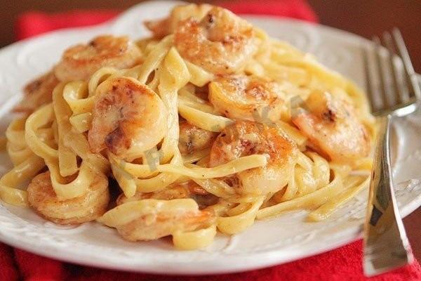 Pasta with Fettuccine shrimp in cream sauce