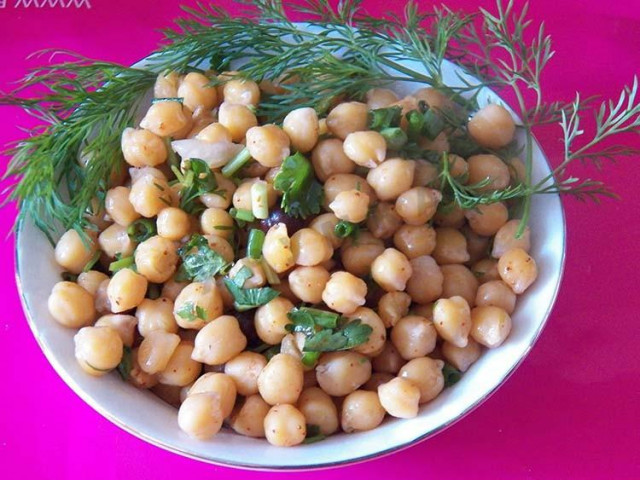Lean salad with chickpeas