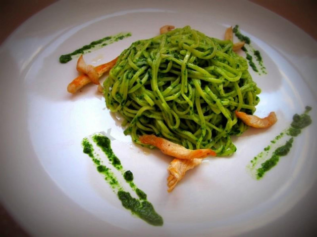 Noodles in green spinach sauce