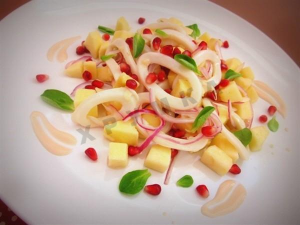 Salad with squid and apples with yogurt sauce