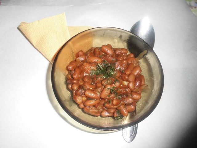 Beans stewed with tomato paste