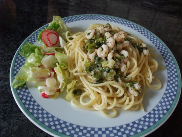 Pasta with shrimp and green onions