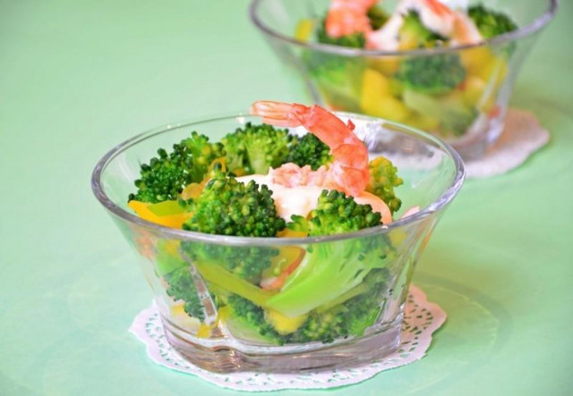 Salad with broccoli and shrimp