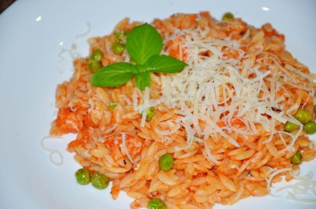 Orzo pasta with shrimps and green peas